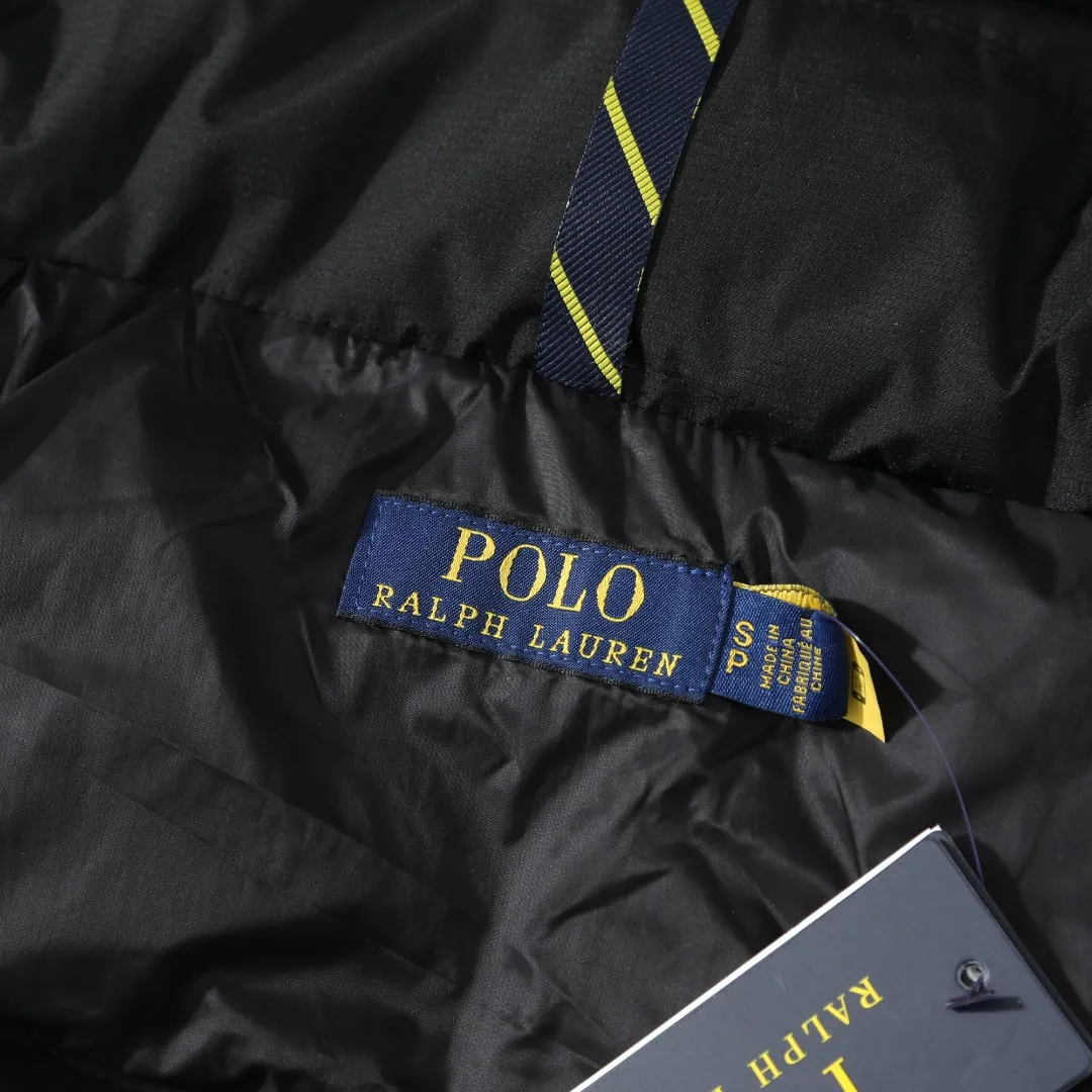 P660 #R54 Ralph Lauren/Ralph Lauren hooded down jacket (top quality, feel free to compare), using imported Barudan embroidery machine, carefully crafted with thousands of needles electric embroidery technology. Imported No. 7 needles and special embroidery thread ensure that every letter of the polo logo is full, three-dimensional and clear, creating the "most expensive embroidery logo" that can be called a work of art. Top-notch velvet core, luxurious warmth. Filled with national standard 80% high-quality white duck down, bringing excellent thermal insulation performance. At the same time, it is lightweight and can quickly regain its fluffiness after compression, bringing you a warm embrace without burden and resisting the harsh winter. Technical fabrics, no fear of wind and snow •Long-lasting fluffy and shape-retaining: High-quality filling ensures that the down jacket is not easy to stiffen and keeps you warm for a long time. •Strict anti-velvet technology: Using 400T gall fabric with pinhole retraction technology, it fundamentally eliminates the phenomenon of velvet leakage and makes wearing more secure. •All-round protective experience: Windproof and waterproof matte fabric, combined with an adjustable hem with a built-in drawstring buckle, can effectively lock in temperature and cold, and cope with changeable weather. Perfect details, creating a classic •Original electroplated YK zipper, smooth and durable, with brand texture highlighted in every detail. •Detachable hood design, one garment can be worn multiple times to meet different occasions and outfit needs. •Original hangtag and washed label, quality guaranteed. Five colors come together for couples to enjoy together: black is cool, beige is gentle, navy is calm, khaki is retro, and green is fresh. Available in five colors, the same style for men and women, it can be worn perfectly as a couple's outfit or a personalized item, becoming an indispensable fashion equipment on the streets in winter. Color: black, khaki, navy blue, army green, beige Size: S M L 66 67